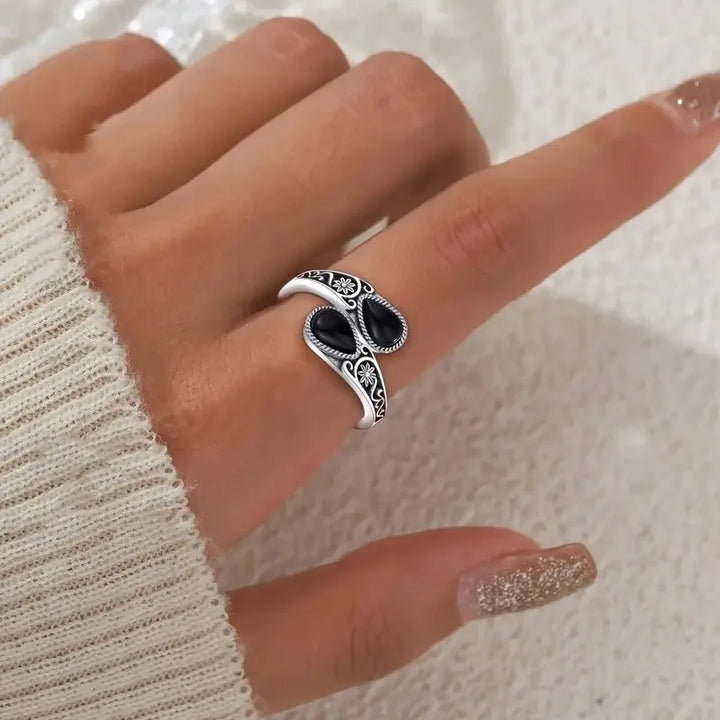 Elegancki pierścionek z kwiatami z kamienia księżycowego