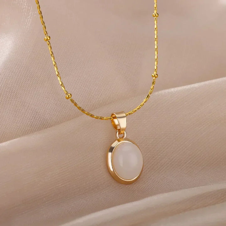 Elegante collar de acero inoxidable w kolorze złota con colgante de ópalo en forma de gota de agua