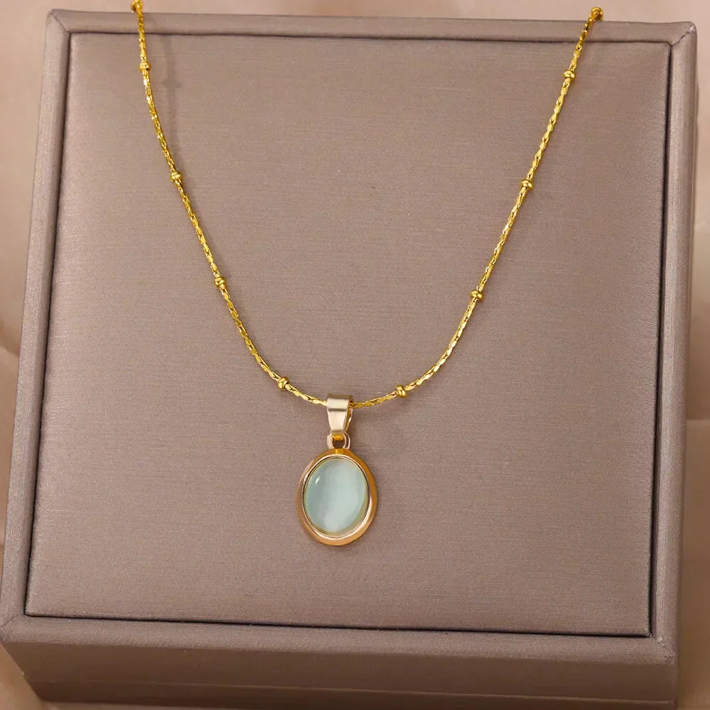Elegante collar de acero inoxidable w kolorze złota con colgante de ópalo en forma de gota de agua