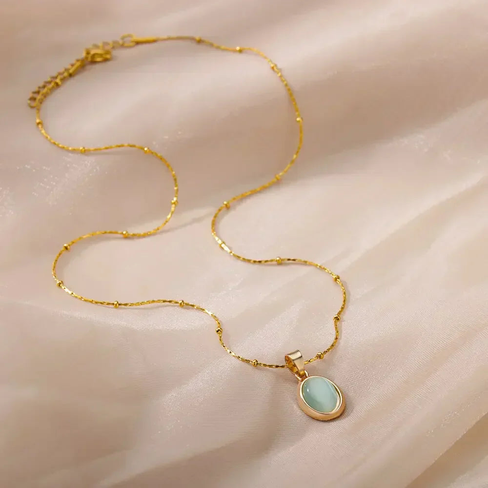 Elegante collar de acero inoxidable w kolorze złota con colgante de ópalo en forma de gota de agua
