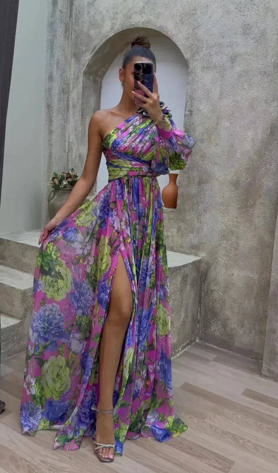Isabella | Damska letnia szyfonowa sukienka maxi na jedno ramię w kwiaty foto 1