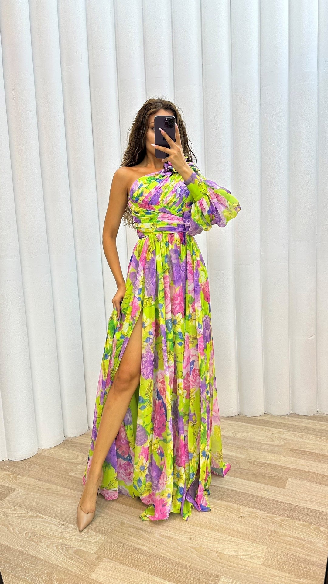 Isabella | Damska letnia szyfonowa sukienka maxi na jedno ramię w kwiaty foto 2