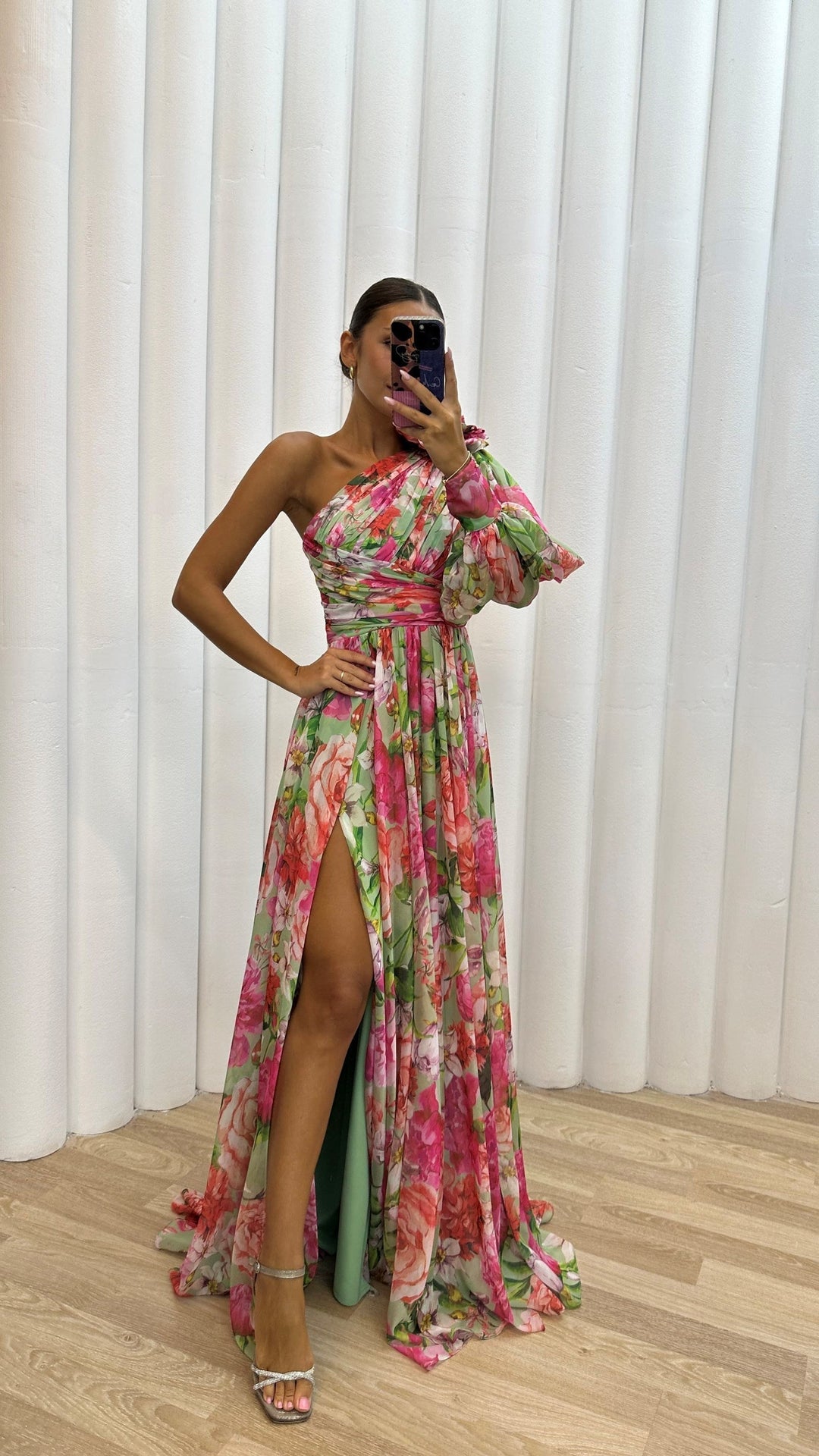 Isabella | Damska letnia szyfonowa sukienka maxi na jedno ramię w kwiaty foto 3