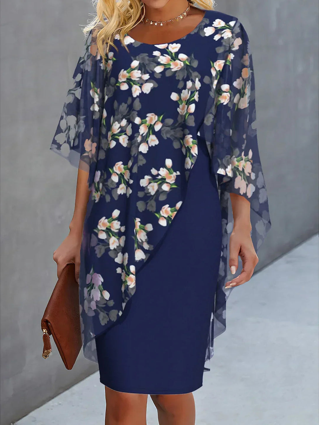 Damenkleid mit Chiffoncape und Blumenmuster für w kolorze Ciemny Niebieski