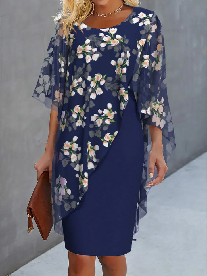 Damenkleid mit Chiffoncape und Blumenmuster für w kolorze Ciemny Niebieski