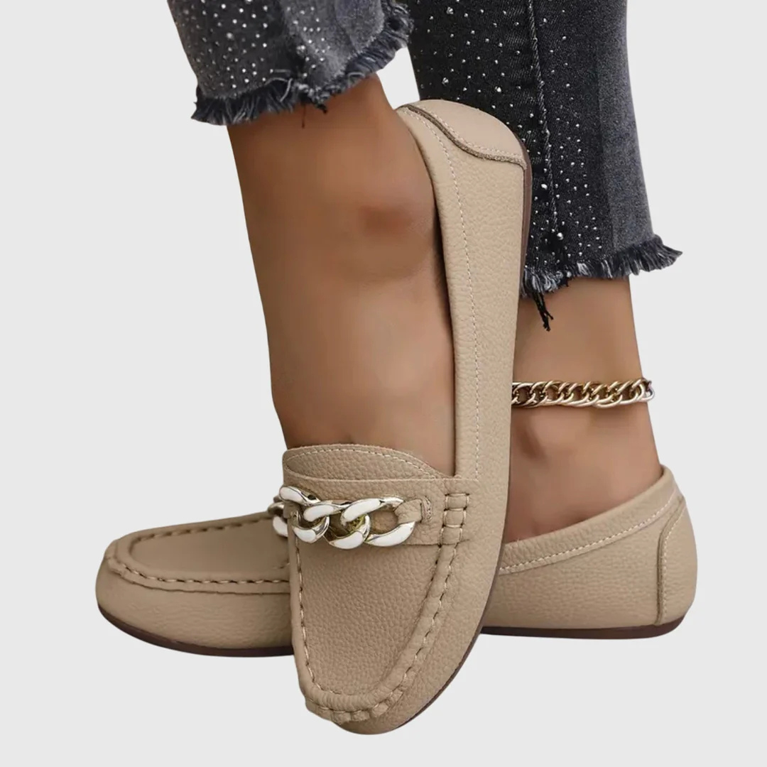 Damskie letnie loafers z łańcuszkiem w kolorze Beżowy