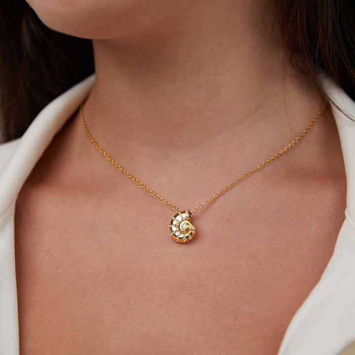 Naszyjnik z zawieszką w kształcie muszli