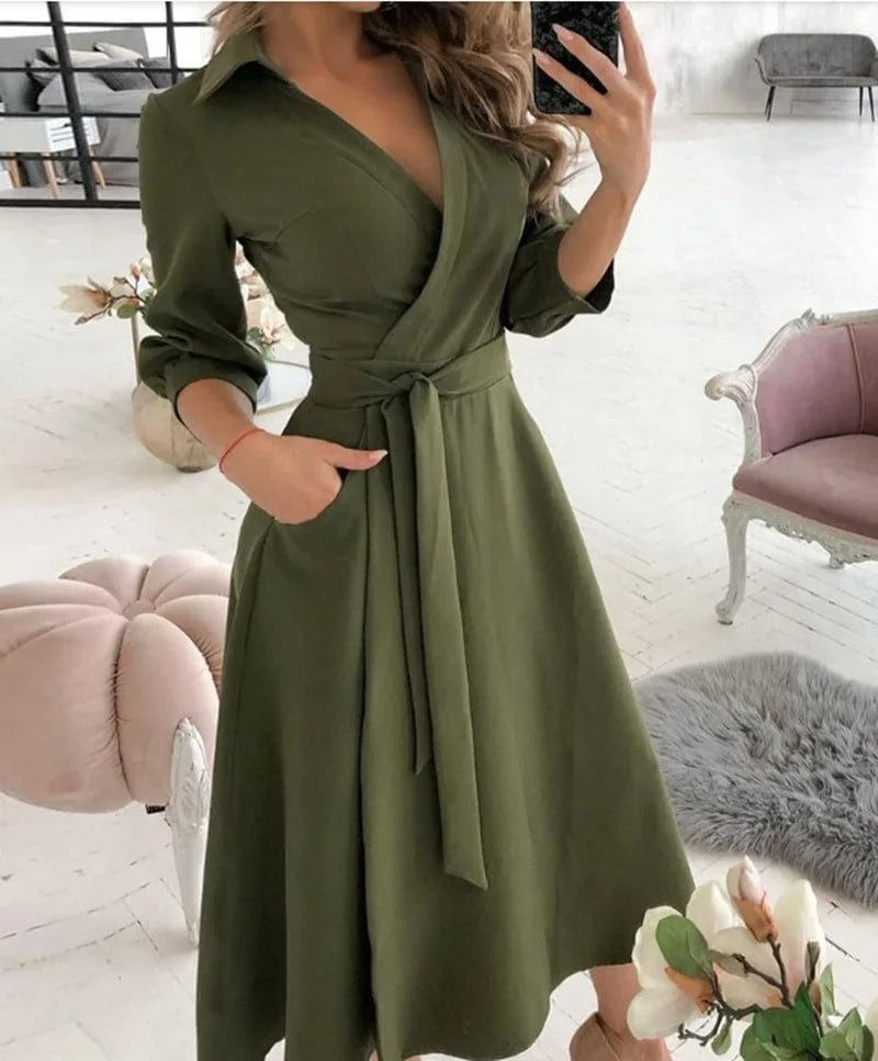 Schickes Midi-Kleid mit Gürtel w kolorze Armeegrün