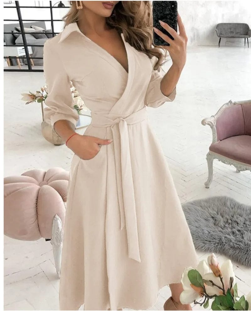 Schickes Midi-Kleid mit Gürtel w kolorze Beżowy