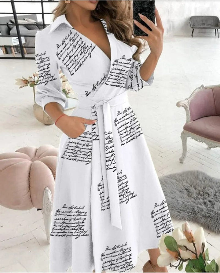 Schickes Midi-Kleid mit Gürtel w kolorze Briefdruck