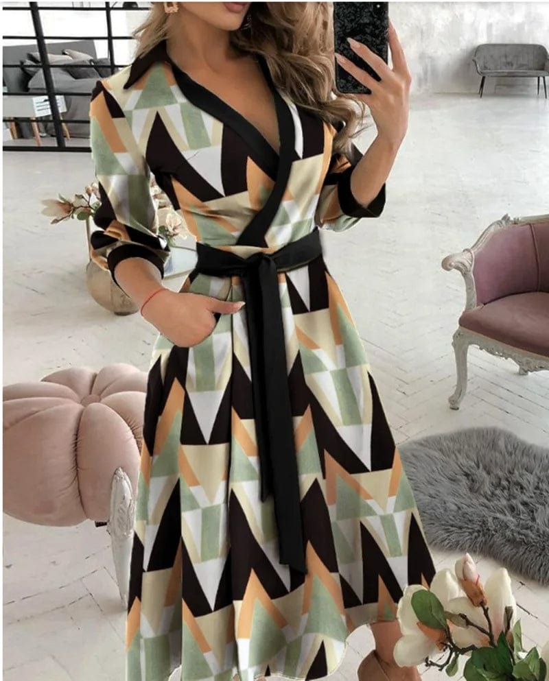 Schickes Midi-Kleid mit Gürtel w kolorze Diamantdruck