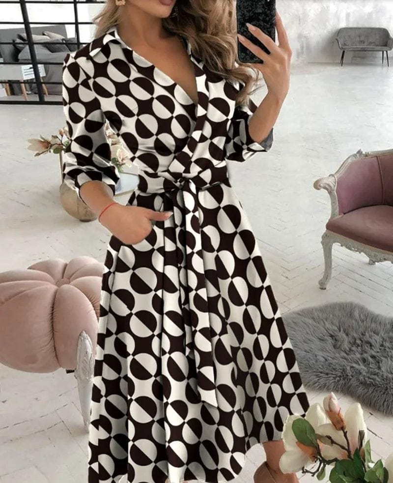 Schickes Midi-Kleid mit Gürtel w kolorze Großer Wellenpunkt