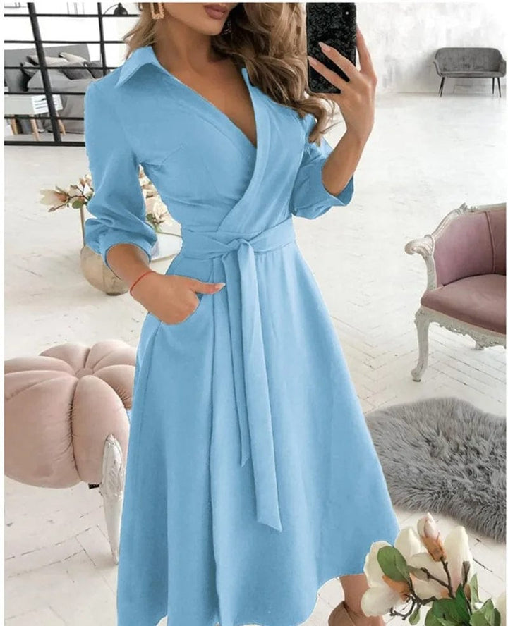 Schickes Midi-Kleid mit Gürtel w kolorze Niebieski