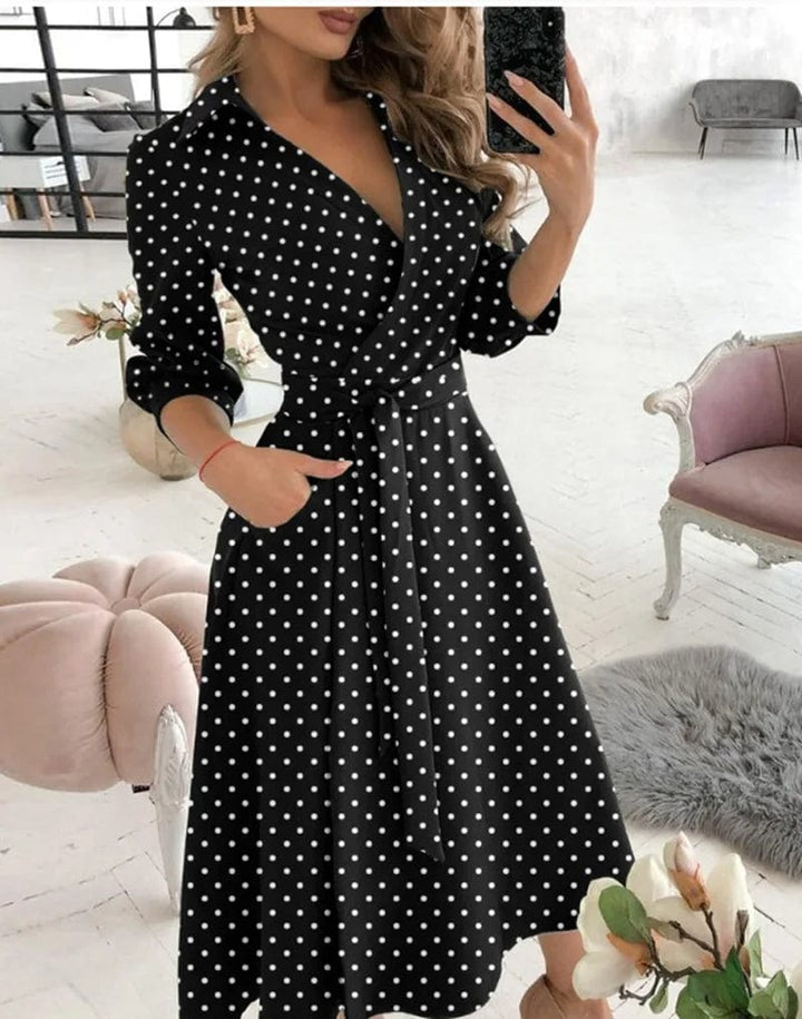 Schickes Midi-Kleid mit Gürtel w kolorze Schwarz gepunktet