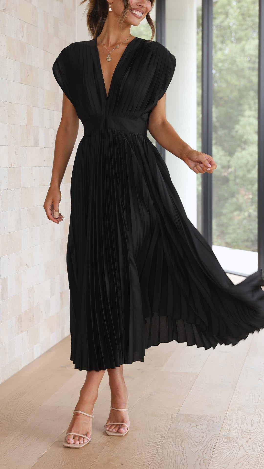 Women's Pleated V Neck Midi w kolorze Czarny
